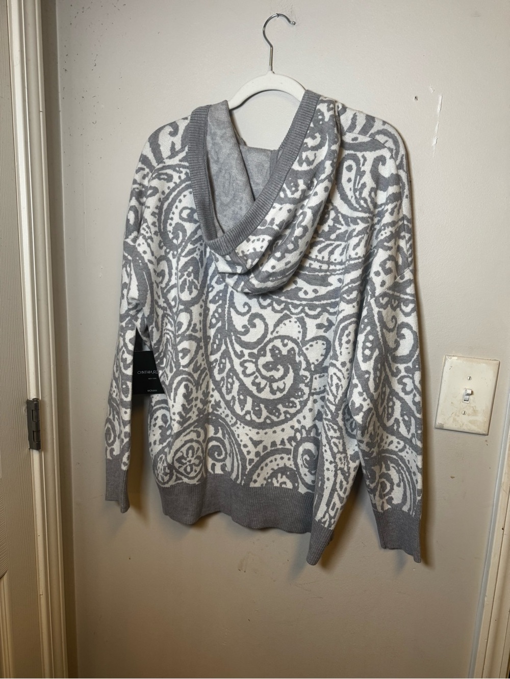 Cynthia Rowley Gray and White Paisley Lightweight Hoodie Sweater - Picture 5 of 7